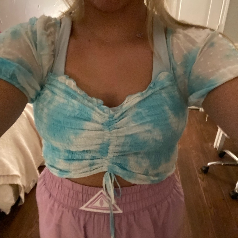 Blue and white TYE dye puff sleeve top!